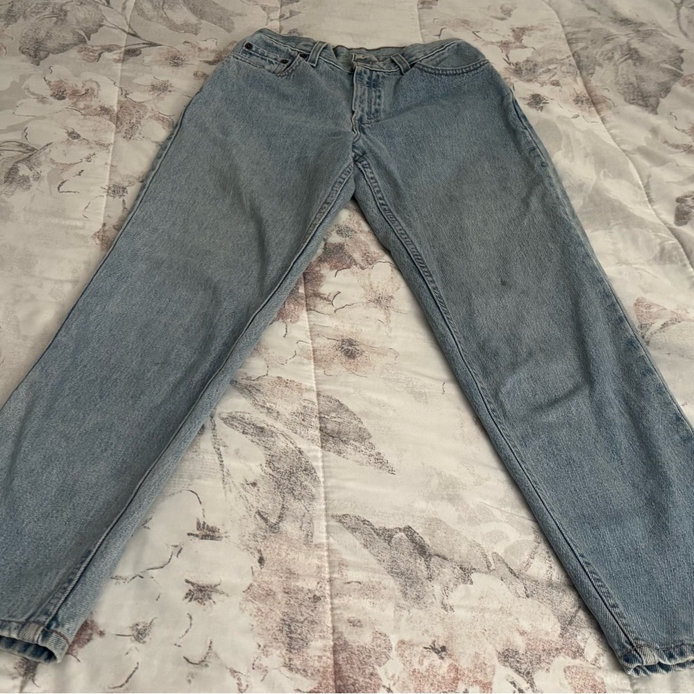 Vintage Y2K Levi’s 550 Relaxed Fit Tapered Leg light wash jeans, size 6 short